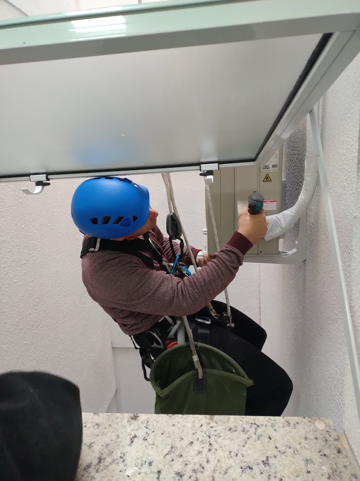 Técnico realizando instalação de ar-condicionado em Florianópolis